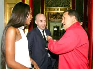 La modelo se mostró sonriente ante fotógrafos y reporteros en el momento que llegó al palacio presidencial. (AP)
