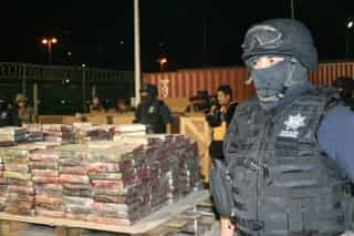 Autoridades federales revisaron ayer los miles de paquetes con cocaína localizados dentro de contenedores en el puerto de Manzanillo, Colima, considerado como un decomiso histórico
por la cantidad de droga. (El Universal)