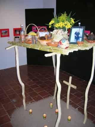 La celebración del Día de Muertos para los Mayos
dura un mes y destaca por altares de altura.