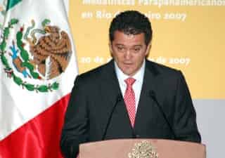 Carlos Hermosillo indicó que la gente de la Federación de Gimnasia cobró a los padres de familia la renta de los lugares de estacionamiento en el gimnasio e instaló en el mismo una cafetería cuyas ganancias van a parar a sus bolsillos. (Notimex)