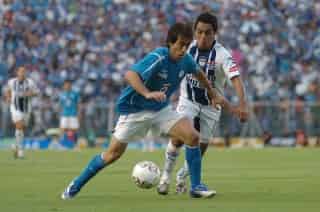 César “Chelito” Delgado anotó el primer gol de la escuadra celeste, pero salió del encuentro con una lesión que podría dejarlo fuera del partido de ida de los cuartos de final. (Jam Media)