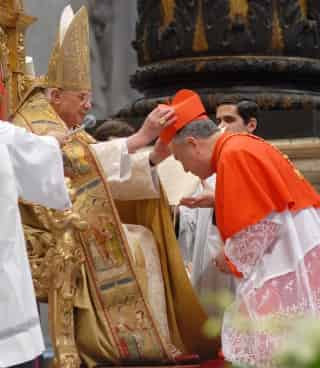 El arzobispo de Monterrey, Francisco Robles Ortega, recibe el birrete rojo de cardenal por parte del Papa Benedicto XVI. (AP)