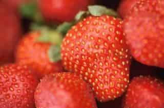 La fresa es una fruta de intenso sabor, llena de nutrientes y vitaminas que ayudan a la salud.
