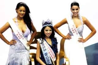 Miss China, Zi Lin Zhang (c), posa tras triunfar como Miss Mundo 2007, que se celebró en Sanya, sur de China. Miss Angola, Micaela Reis (i), y Miss México, Carolina Morán Gordillo, ocuparon el segundo y tercer lugar respectivamente. (EFE)