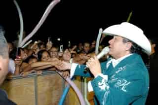 Sergio Gómez, y su grupo K-Paz de la Sierra estuvieron
el lunes diez de septiembre en la Unidad Deportiva de
Torreón.