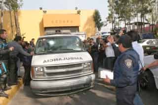 En una ambulancia, peritos de la Procuraduría General de Justicia del Distrito Federal trasladaron
el cadáver de José Luis Calva Zepeda, al anfiteatro de la Fiscalía de Iztapalapa. (El Universal)