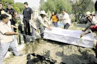 Familiares y amigos acudieron al sepelio de José Luis Calva, alias El Caníbal, en el Panteón civil de Iztapalapa. (El Universal)