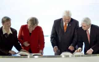La canciller alamana Angela Merkel junto al ministro de exteriores del mismo país Frank-Walter, durante la firma del Tratado de Lisboa en el monasterio de los Jerónimos de Lisboa, Portugal. (EFE)