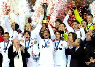 El capitán “rossonero” Paolo Maldini levanta el trofeo de campeones del Mundial de Clubes de la FIFA. (Fotografías de AP y EFE)