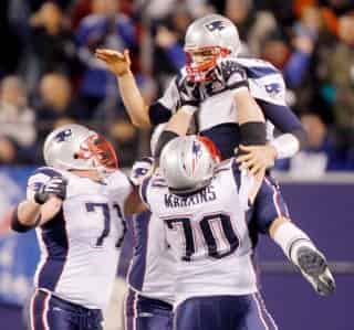 Los Patriotas de Nueva Inglaterra consiguieron la hazaña de quedar invictos en la temporada regular de la NFL. (EFE)