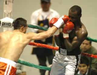 Marco Antonio 'Veneno' Rubio venció en el segundo round al norteamericano Sherwin Davis en la pelea estrella de la tradicional función de Año Nuevo en el Auditorio Centenario de Gómez Palacio. (Fotografía de Jesús Galindo López)