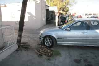 VELOCIDAD. La finca 2766 se quedó sin barandal, al ser chocado por un BMW.