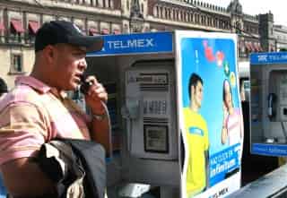 El 55 por ciento de las llamadas que se hacen desde los teléfonos públicos son a celulares y el 45 por ciento a líneas fijas, cuando hace apenas unos meses la proporción era a la inversa. (Archivo)