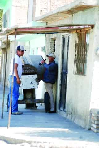 Algunos vecinos en plena luz del día tomaban bebidas embriagantes en las calles de la Zapata.