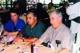 Gustavo ricalde durán fue captado en la convención de Mazatlán en 1999, a su derecha aparece Jaime Pérez Avellá y a la izquierda José Maiz García. (Archivo)