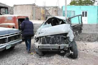 En esta camioneta viajaban seis personas provenientes del ejido Nuevo Graceros con destino a Pedriceña,
pero se volcó en el camino y dos mujeres fallecieron en el lugar.