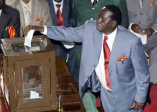 El líder del Movimiento Democrático Naranja, Raila Odinga, introduce su voto durante las elecciones parlamentarias en Kenia. El legislador de la Oposición Kenneth Marende fue elegido presidente del parlamento con 105 voto a favor y 101 en contra. (AP)