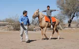 La terapia ecuestre, también conocida como hipoterapia o equinoterapia, puede ayudar a los niños con problemas psicomotores, emocionales o psicológicos a adquirir confianza en sí mismos, a relacionarse y desenvolverse mejor. (Fotografías de Fernando Compeán)