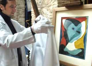 El lienzo titulado Autorretrato Desplegándose en Tres o Arlequín, estaba al reverso un cuadro pintado por Dalí en 1923 denominado Paisaje con Olivos.