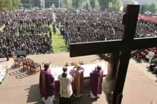 Ayer se celebró una misa en la explanada de la Universidad Anáhuac del Norte en Huixquilucan, en memoria del padre Marcial Maciel, líder de Los Legionarios de Cristo quien falleció el miércoles en EU. (El Universal)