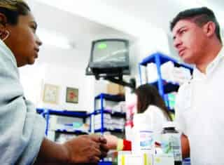 En las farmacias de similares venden medicamento genérico intercambiable recomendado por la Ssa.