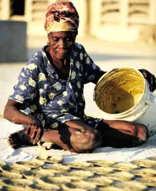Como medida desesperada, haitianos pobres comen galletas hechas con tierra, sal y mantequilla. (AP)