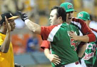 Roberto Saucedo, jugador de los Yaquis de Obregón de México, celebra tras conectar un cuadrangular de tres carreras en la décima entrada del partido de la Serie del Caribe 2008 contra los Tigres del Licey de República Dominicana. (EFE)