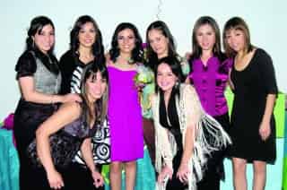 Mónica Iracheta, Vero Batres, Susana Romero, Lorena Galván, Fabiola Yáñez, Karla Magaña y Ale García junto a la feliz novia.