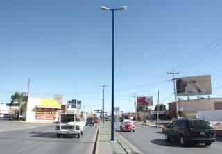 Postes de luz pintados de azul se observan en el bulevar Diagonal Las Fuentes.