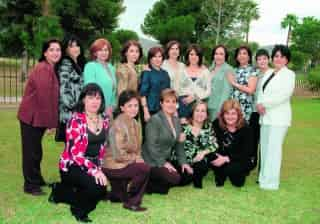 Martha Nelly junto a Queña Ramírez, Nora Lankenaut, Adriana Medina, Laura Villarreal, Reyna González, Lupita Garza, Adriana Villarreal, Marisela Villarreal, Gloria Ramírez, Chacha Ramírez, Norma Ramírez, Bertha Lazo, Celina Lara y Tamy.