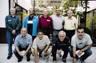 Jugadores de los desaparecidos equipos Laguna y Torreón, que hoy serán homenajeados por la directiva del Santos Laguna, previo al encuentro entre los Guerreros y el Atlante. (Fotografías de Jesús Galindo López)