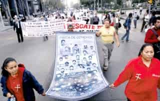 Familiares de los mineros que perdieron la vida en la mina de Pasta de Conchos, marcharon del monumento a la Revolución al Zócalo capitalino, para exigir el rescate de los cuerpos. Los acompañaron integrantes de otras organizaciones.

Diputados del partido Convergencia colocaron una manta en el recinto legislativo de San Lázaro, en donde pidieron el rescate de los cuerpos de los mineros muertos hace dos años en el accidente de Pasta de
Conchos.
