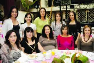 La futura mamá en compañía de Rosario Ramos, Adriana Garza, Angélica Palacio, Bertha Salgado, Cinthya García, Eliza Yáñez, There Chumacero, Sofía Gómez y Marcela.