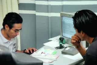 Más que como un documento para votar, los jóvenes tramitan su credencial del IFE como una identificación para entrar a los antros.