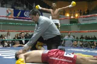 Con un nocaut efectivo ante el “Olímpico” Solano, terminó el invicto del lagunero Alberto “Contador” Soto, la madruga del sábado en el Gimnasio Auditorio Centenario. (Fotografías de Jesús Galindo López)