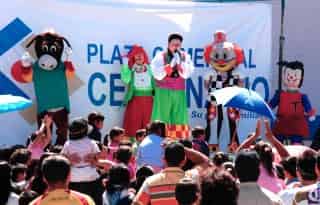 Los payasos Tomy y Pilili divirtieron a niños y adultos durante el festejo del Día de la Familia realizado en Plaza Centenario.
