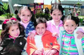 Regina Carrillo, Isabella Villarreal, Sara González, Natalia Sada y Lucía Ruenes. (Fotografías de Érick Sotomayor)


Vika Sánchez y Mónica Alejandra Dorantes.

Adriana González, Glenda Serrano y María Esther Romo.