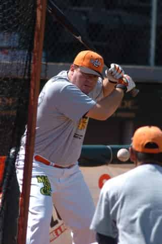 Juan Carlos Canizález se esfuerza hasta donde le es posible, el “Canelo” quiere regresar lo antes posible, ayer bateó en la malla y cubrió la primera base. (Fotografías de Jesús Galindo)
