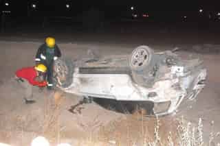 Ahora resulta que el jugador del Santos Laguna, Francisco Javier Torres, de 24 años de edad, no iba conduciendo su propia camioneta que terminó
volcada en la carretera a La Unión, a pesar de que inicialmente fue detenido por agentes estatales.