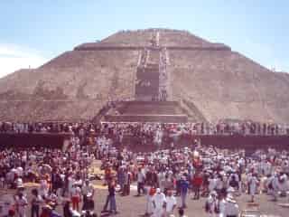 La visita a zonas como Teotihuacan se incrementa en estas fechas. (Archivo)