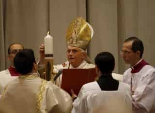 El Papa Benedicto XVI celebró ayer una misa de vigilia durante la Semana Santa en la basílica de San Pedro en Ciudad del Vaticano. (EFE)