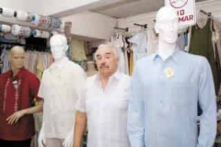 Don Ramón Avilés Góngora elabora camisas típicas desde hace más de 40 años, al igual que otros 2 mil artesanos e industriales de Yucatán. (El Universal)
