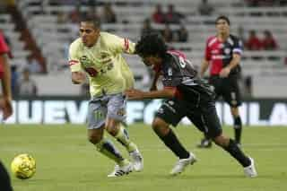 Luis Robles (Der.) anotó un golazo para darle el triunfo a los Rojinegros del Atlas. (Jam Media)