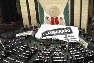 En la Cámara de Diputados, legisladores del PRD, PT y Convergencia desplegaron una manta que cubrió la tribuna. En el Senado, los miembros del FAP tomaron la parte alta. (El Universal, AP)