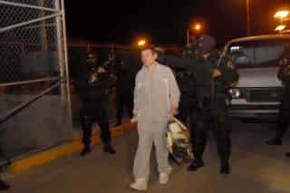 Iván Archibaldo Guzmán Salazar, alias 'El Chapito', sale esta madrugada del penal del Altiplano, en la periferia de la capital del estado de México, de donde fue absuelto por un tribunal federal del cargo por lavado de dinero. (El Universal)