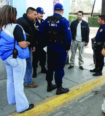 Agentes policiacos llevaron a cabo la detención de un sujeto que hacía maldades sólo para pasar el tiempo.