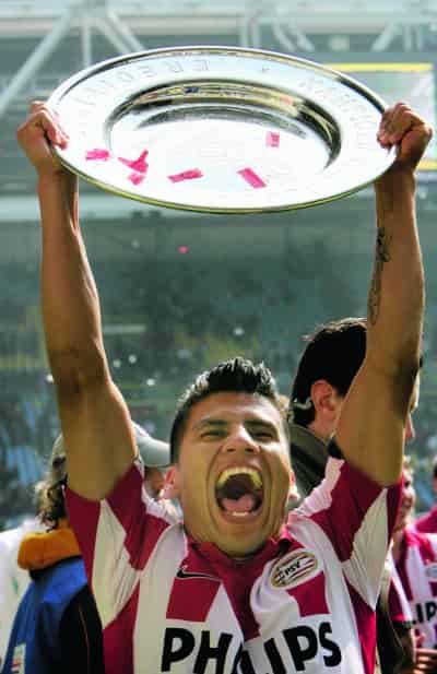 Carlos Salcido levanta el trofeo de la liga holandesa Eredivisie, su equipo el PSV Eindhoven se proclamó campeón el día de ayer. (AP)
