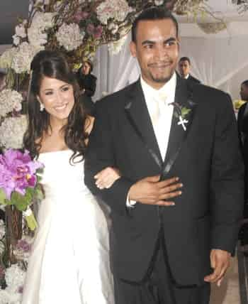 Don Omar, intérprete del éxito Angelito Vuela, se casó el sábado con la conductora Jackie Guerrido. (AP)