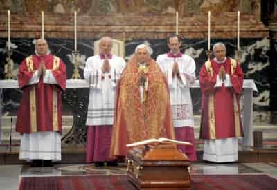 El Papa Benedicto XVI (izq.) reza en frente del ataúd del cardenal colombiano Alfonso López Trujillo en la Basílica de San Pedro en la ciudad del Vaticano, Vaticano hoy miércoles 23 de abril. (EFE)