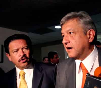 Andrés Manuel Lopez Obrador, se reunió el miércoles por la noche con los integrantes del Frente Amplio Progresista. En la gráfica con el senador Carlos Navarrete. (El Universal)